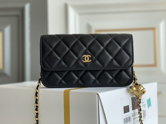 De zwarte Mini Coco Chanel-WOC Portefeuille van Koppelingshandtassen op een Ketting CF20