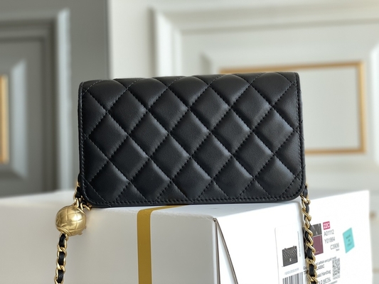 De zwarte Mini Coco Chanel-WOC Portefeuille van Koppelingshandtassen op een Ketting CF20