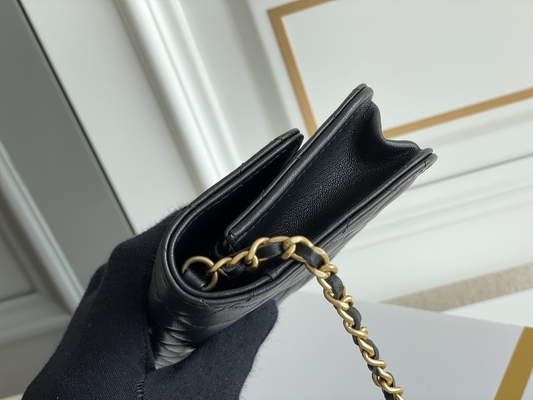 De zwarte Mini Coco Chanel-WOC Portefeuille van Koppelingshandtassen op een Ketting CF20