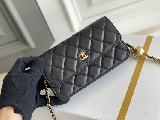De zwarte Mini Coco Chanel-WOC Portefeuille van Koppelingshandtassen op een Ketting CF20