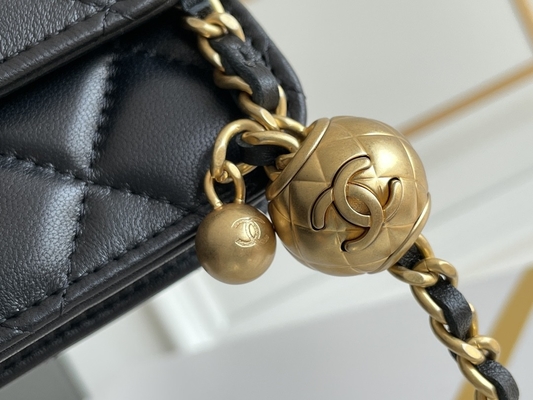 De zwarte Mini Coco Chanel-WOC Portefeuille van Koppelingshandtassen op een Ketting CF20