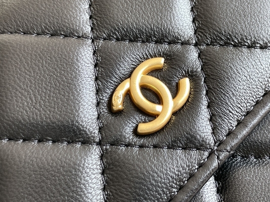 De zwarte Mini Coco Chanel-WOC Portefeuille van Koppelingshandtassen op een Ketting CF20
