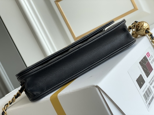 De zwarte Mini Coco Chanel-WOC Portefeuille van Koppelingshandtassen op een Ketting CF20