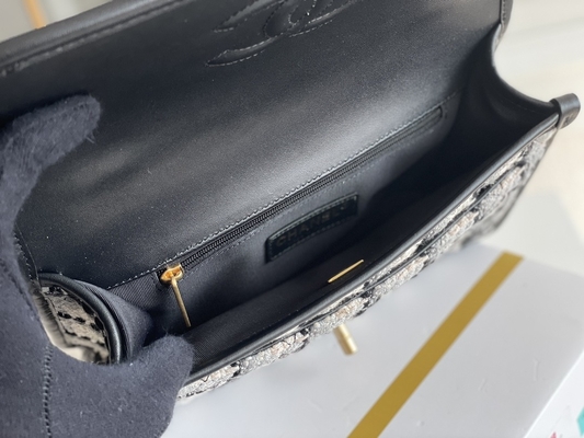 De middelgrote 2WAY-Gemerkte Douane doet Kalfsledervrouwen Chanel Flap Bag in zakken