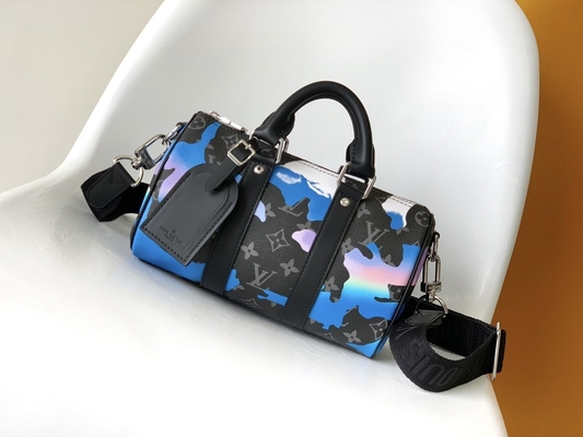 De Gemerkte Boodschapper Bag LV Keepall Bandoulière 25 van het zonsopgangmonogram Verduistering Zaal met een Weergeven