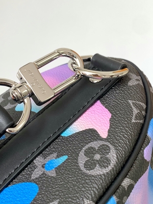 De Gemerkte Boodschapper Bag LV Keepall Bandoulière 25 van het zonsopgangmonogram Verduistering Zaal met een Weergeven