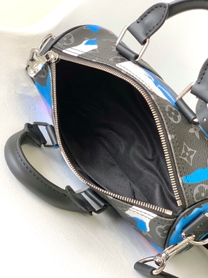 De Gemerkte Boodschapper Bag LV Keepall Bandoulière 25 van het zonsopgangmonogram Verduistering Zaal met een Weergeven
