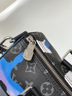 De Gemerkte Boodschapper Bag LV Keepall Bandoulière 25 van het zonsopgangmonogram Verduistering Zaal met een Weergeven