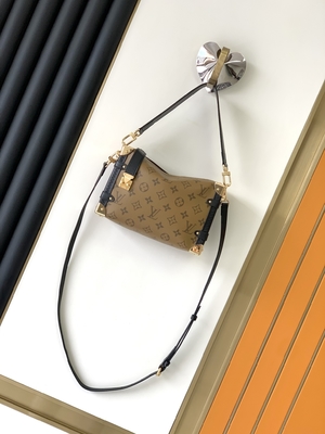 Met een laag bedekte van de Presbyopielouis vuitton M46358 LV van de Canvascruise van het de Boomstammonogram Zij de Schouderzak