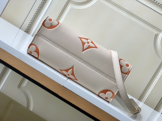 Het Reuzemonogram OnTheGo van de roomsaffraan de HEREN Louis Vuitton Messenger Bag For Ipad Mini