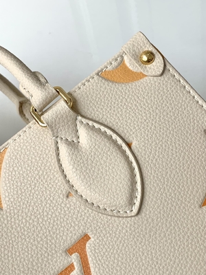 Het Reuzemonogram OnTheGo van de roomsaffraan de HEREN Louis Vuitton Messenger Bag For Ipad Mini