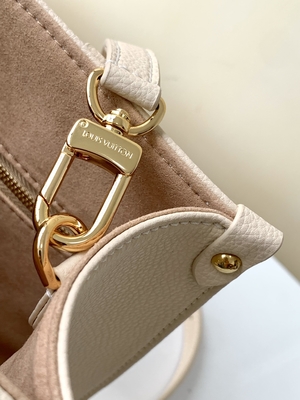 Het Reuzemonogram OnTheGo van de roomsaffraan de HEREN Louis Vuitton Messenger Bag For Ipad Mini