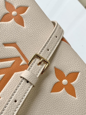 Het Reuzemonogram OnTheGo van de roomsaffraan de HEREN Louis Vuitton Messenger Bag For Ipad Mini