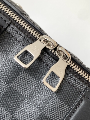 Gemerkte LV Keepall BandoulièRe 25 van Mensen Schaakbordboodschapper Bag