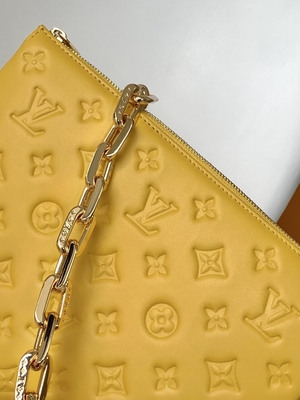 Zonnebloemmonogram In reliëf gemaakte Douane Gemerkte Zakken Coussin PM Louis Vuitton Puffy Lambskin