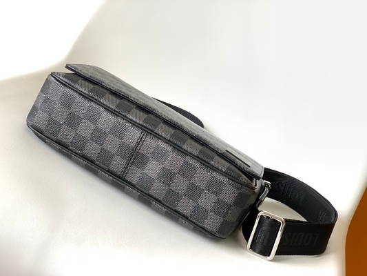 Louis Vuitton Branded Mens Bag-District PM Damier Boodschapper Bag Graphite Black