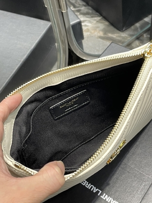 De monogram Gewatteerde Koppeling van de de Zakenvelop van het Leeryves saint laurent Gewatteerde Leer