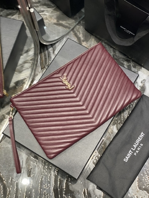 De monogram Gewatteerde Koppeling van de de Zakenvelop van het Leeryves saint laurent Gewatteerde Leer