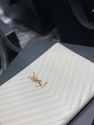 De monogram Gewatteerde Koppeling van de de Zakenvelop van het Leeryves saint laurent Gewatteerde Leer