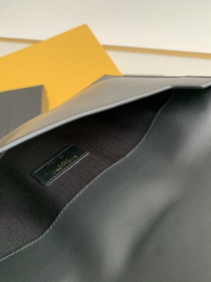 Het in reliëf gemaakte Leer Clutch Grain DE Poudre van Heilige Laurent Preloved Branded Bag Uptown
